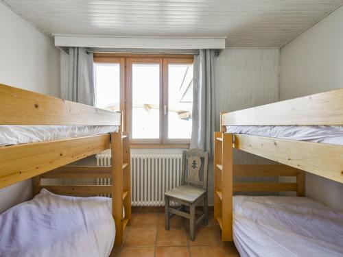 2 Etagenbetten in einem Zimmer mit Fenster in der Unterkunft Appartement Courchevel 1650, 2 pièces, 5 personnes - FR-1-514-65 in Courchevel