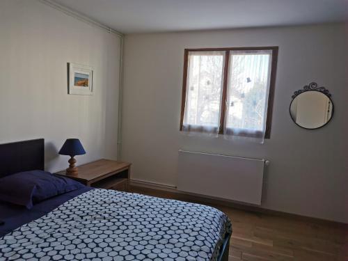 - une chambre avec un lit, une fenêtre et un miroir dans l'établissement MASSY VILMORIN Appartement indépendant 3 pieces, à Massy