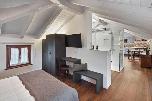 a living room with a desk and a table at Zadris 1922 Apartments & Spa in Aquiléia