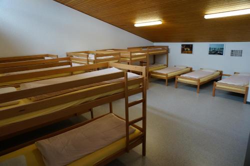 Двухъярусная кровать или двухъярусные кровати в номере Jugendherberge Romanshorn