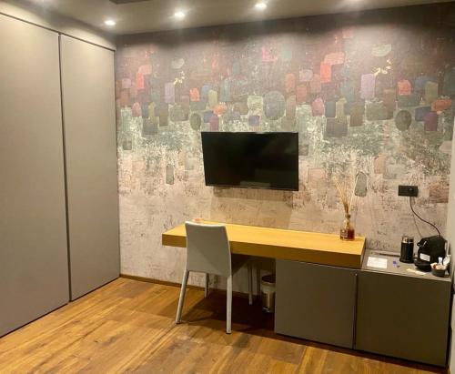 Fiorini Rooms Pescasseroliにあるテレビまたはエンターテインメントセンター