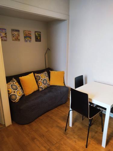 un salon avec un canapé et une table dans l'établissement résidence des bains, à Veules-les-Roses