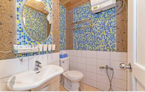 bagno con lavandino, servizi igienici e specchio di YuanWai a Wujie