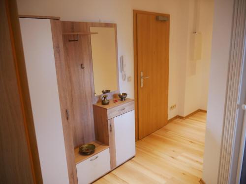 a room with a kitchen with a counter and a mirror at Jaekels Ferienwohnung in Görlitz