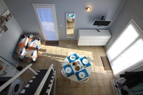 d'un salon avec une table. dans l'établissement Appartement villa Oceanides 500m de la plage N 8, à Soulac-sur-Mer