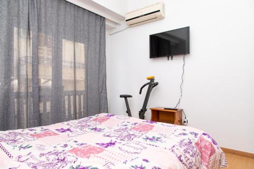 Postel nebo postele na pokoji v ubytování Jorgi's city center house
