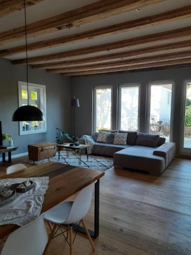 uma sala de estar com um sofá e uma mesa em BEAS WOHNEN em Sinsheim
