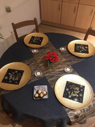 a table with straw hats on top of it at Logement cosy à Durbuy in Durbuy