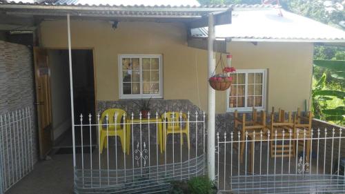 a house with a fence with chairs and a table at Mi refugio in Almirante