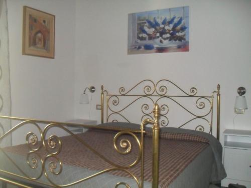1 dormitorio con 1 cama con marco de metal en Il Covo dei Piccioni, en Castelfidardo