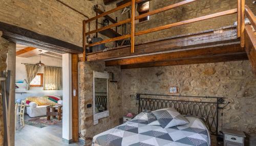 una camera con letto a castello in un muro di pietra di malandrino cottage a Cefalù