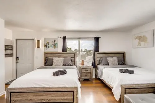 Coral Sands HUGE Studio w/ 2 Queen beds! in West Palm Beach