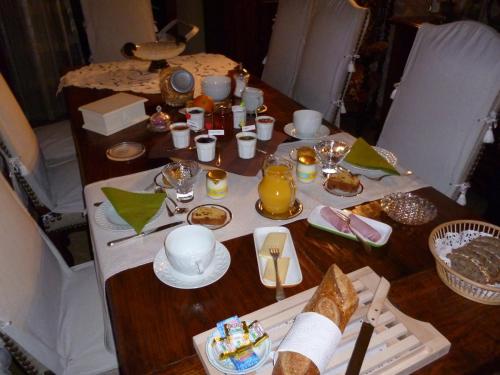 una mesa con comida y bebidas encima en Les Sureaux, en Le Pizou