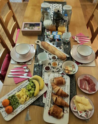une table avec de nombreuses assiettes de nourriture dessus dans l'établissement Les Charrons, à Ségur-le-Château
