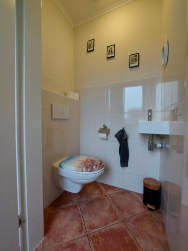 łazienka z toaletą i umywalką w obiekcie Siësta w mieście Westkapelle
