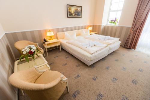 
Ein Bett oder Betten in einem Zimmer der Unterkunft Hotel Erbprinz & Restaurant "Prinzenstube"
