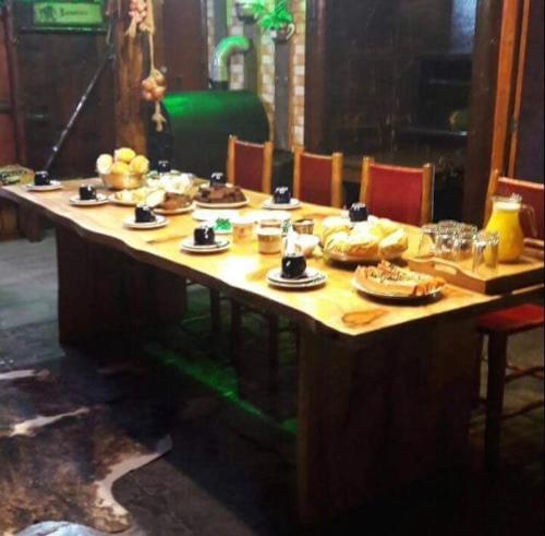 uma mesa com pratos de comida em cima em Pousada Nativa Lages em Lages