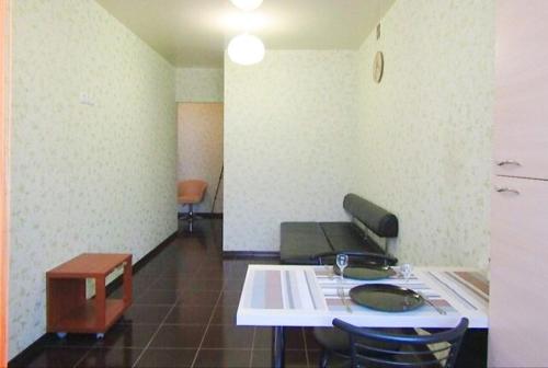 ein Zimmer mit einem Tisch und Stühlen in einem Zimmer in der Unterkunft Квартира в новострое Жк.Набережнный квартал in Winnyzja