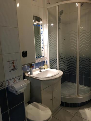 een badkamer met wastafel, douche en toilet bij Plage et Mer Service Tout Compris in Cabourg