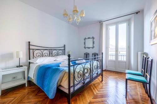 ベッラージョにあるSan Giacomo Central Apartmentのベッドルーム1室(青い掛け布団付きのベッド1台付)