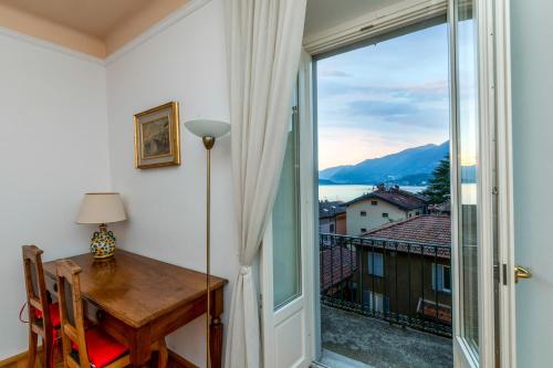 ベッラージョにあるSan Giacomo Central Apartmentのデスク、景色を望む窓が備わる客室です。