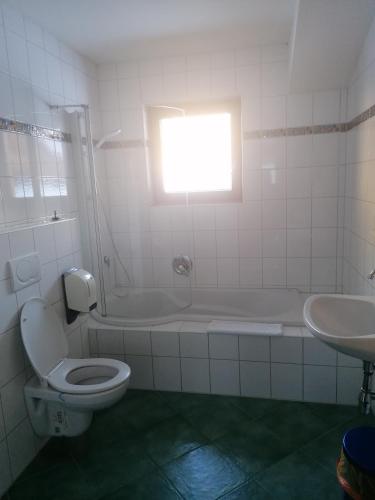 W łazience znajduje się toaleta, wanna i umywalka. w obiekcie Appartment Danterhof w Mayrhofen