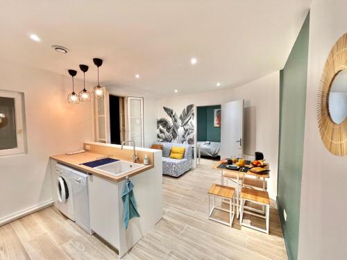 une cuisine et un salon avec un évier et une table dans l'établissement CLICHY QUARTIER VICTOR HUGO - Superbe appartement entièrement rénové, à Clichy