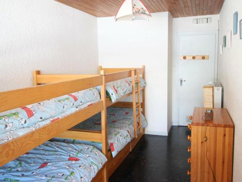 Divstāvu gulta vai divstāvu gultas numurā naktsmītnē Appartement Chamrousse, 2 pièces, 6 personnes - FR-1-549-41