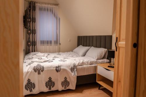 Apartament Białka في بيالكا تاترزانسكا: غرفة نوم بسرير ونافذة