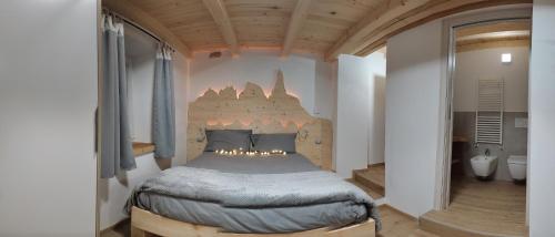 Кровать или кровати в номере Appartamento Profumo di Legno 022139-AT-010022