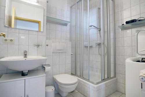 a bathroom with a toilet sink and a shower at Wohnung Central FW 4 mit Balkon in Zingst
