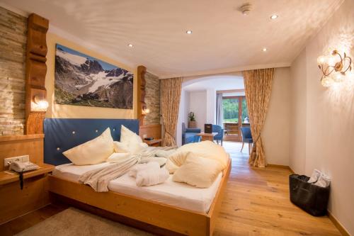 ein Schlafzimmer mit einem großen Bett in einem Zimmer in der Unterkunft Beauty & Wellness Hotel Tirolerhof in Nauders
