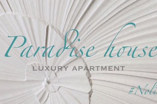 ein weißer Vorhang mit den Worten "Rainrise house luxury apartment" in der Unterkunft Paradise House in Noli