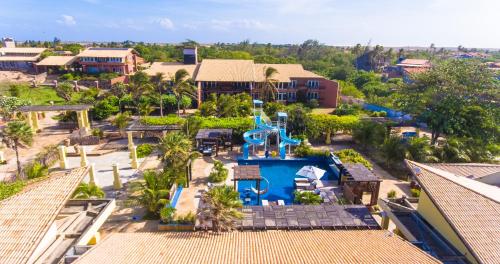 vista aerea su una piscina in un resort di Aimberê Eco Resort Hotel a Coqueiro
