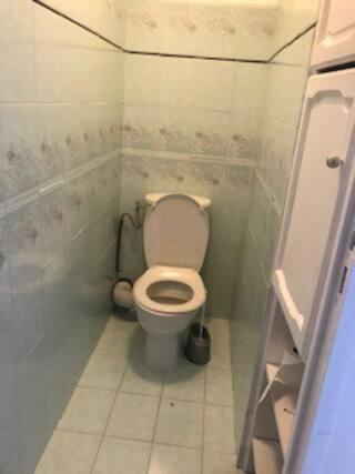 een kleine badkamer met een toilet in een stal bij CHAMBRE Cosy in Nandy