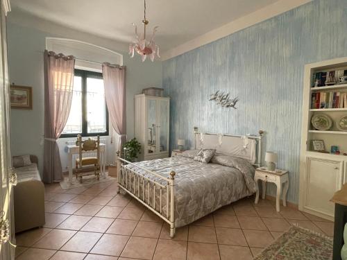 Un dormitorio con una cama y una pared azul. en A casa di Stella, en Salerno