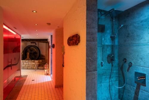 łazienka z kabiną prysznicową i kabiną prysznicową w obiekcie Beauty & Wellness Hotel Tirolerhof w mieście Nauders