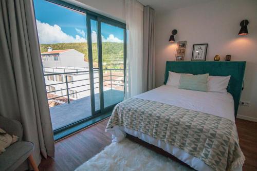 A bed or beds in a room at Apartamentos da Travessa