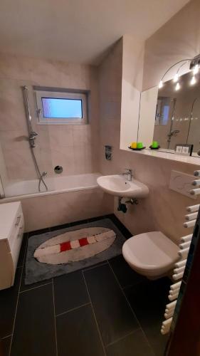 ein Badezimmer mit einem Waschbecken, einer Badewanne und einem WC in der Unterkunft Ferienwohnung sunset Weissenstadt in Weißenstadt
