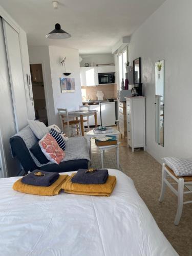 une chambre avec un lit avec deux serviettes dessus dans l'établissement Studio cocooning, à Saint-Malo