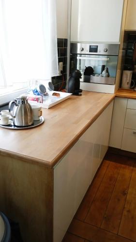 a kitchen with a counter top with a tea kettle on it at liège 4420 rue jean Jaurès 45 grande maison joyeuse avec terrasse 30m2 pour 8 personnes maximum in Saint-Nicolas