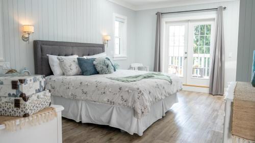 a bedroom with a bed and a window at Kelowna Bed & Breakfast - CHATHAM HOUSE in Kelowna