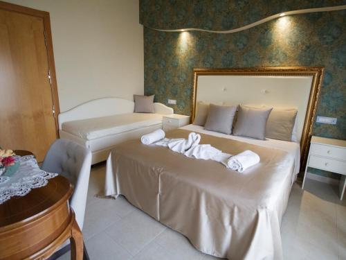 una camera d'albergo con due letti e asciugamani di Hotel Lady Mary a Milano Marittima