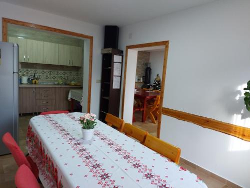 einen Tisch mit einem Tischtuch mit Blumen darauf in der Unterkunft Casa Ioana in Poiana Mărului