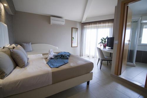 una camera con letto e scrivania di Hotel Lady Mary a Milano Marittima