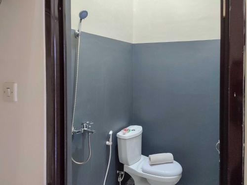 bagno con doccia e servizi igienici di RedDoorz Syariah near Exit Tol Pemalang Comal 2 a Comal
