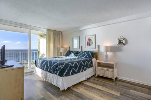 Schlafzimmer mit einem Bett und Meerblick in der Unterkunft 607 Sandcastle I in Clearwater Beach
