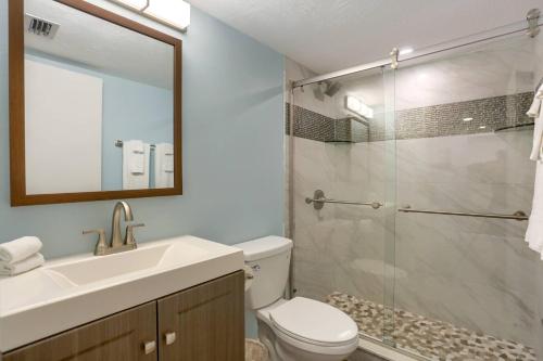 ein Bad mit einem WC, einem Waschbecken und einer Dusche in der Unterkunft 607 Sandcastle I in Clearwater Beach