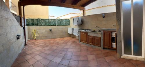 uma grande cozinha com um lavatório e um balcão em Casa Vacanze Margherita em San Vito lo Capo