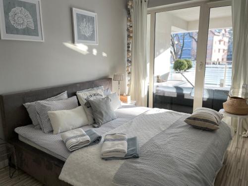 A bed or beds in a room at Biały apartament z tarasem w Playa Baltis